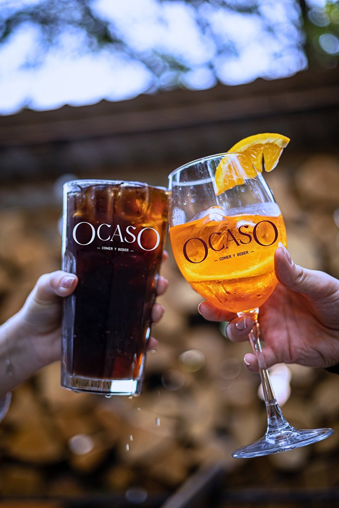 Brindis con un gin tonic oscuro y un spritz Ocaso.